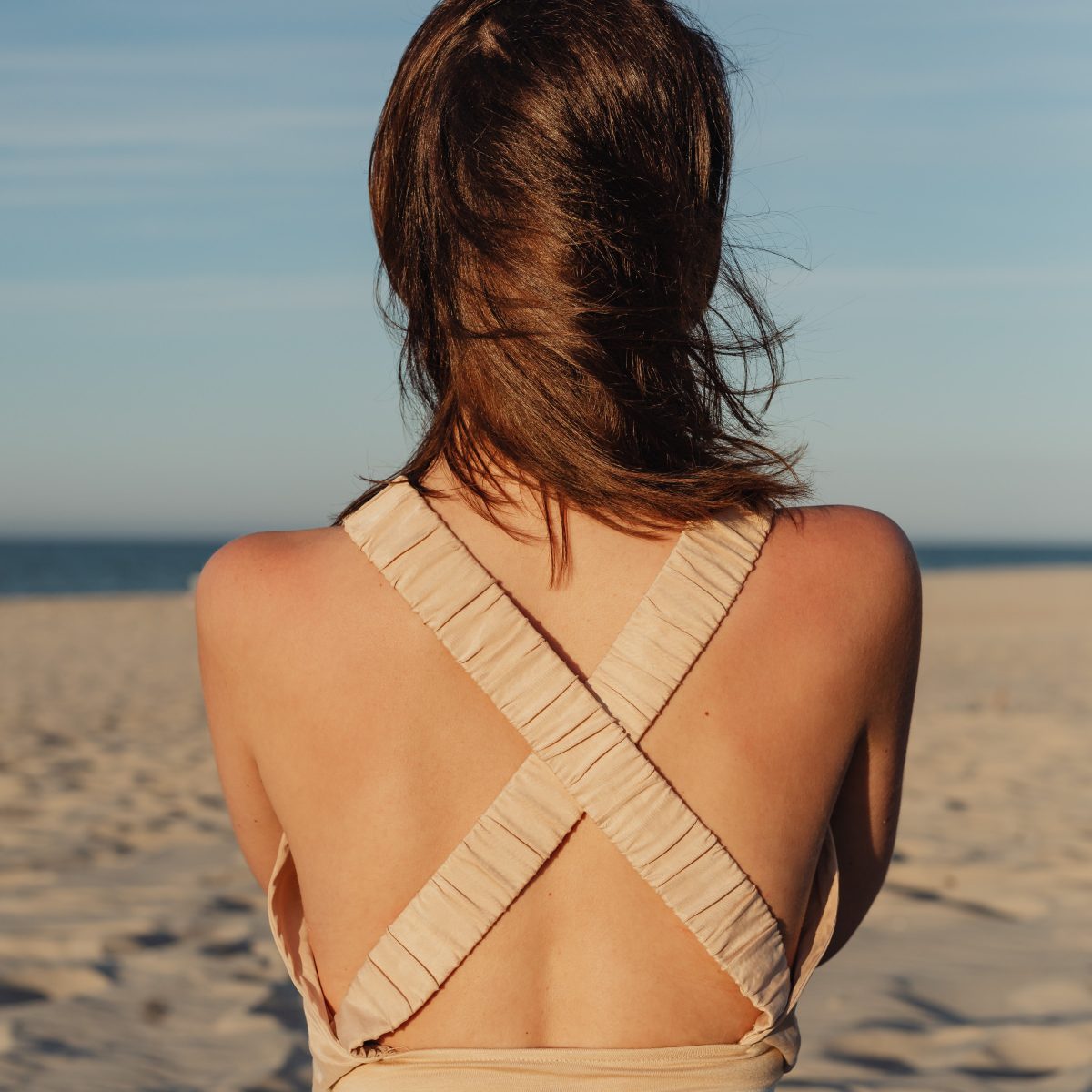 kaboompics_young-stylish-woman-poses-on-the-beach-at-sunset-27245